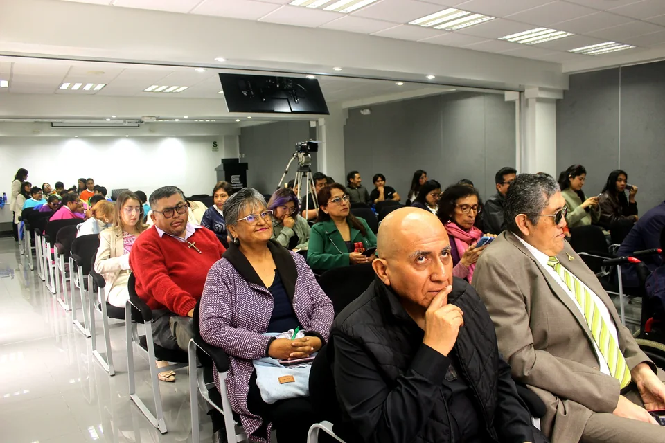 Asistentes del congreso permanecen sentados y atentos durante una de las jornadas del Congreso de Investigación en Discapacidad.