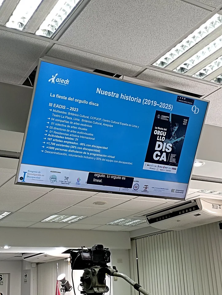 Una pantalla muestra la diapositiva “Nuestra historia (2019–2025)” con información sobre la trayectoria del evento.
