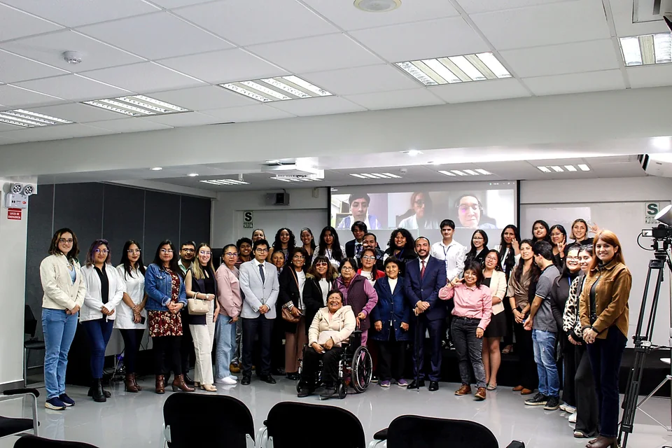 Integrantes y asistentes del congreso posan en una fotografía grupal de cierre dentro del auditorio.